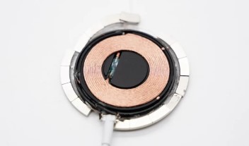 iPhone 12 中的磁铁